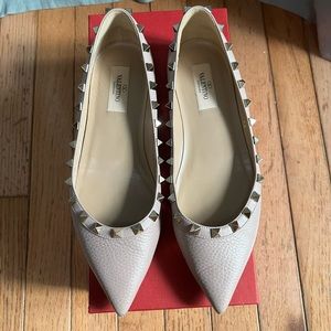 Classic Valentino Rockstud Ballet Flat in Poudre